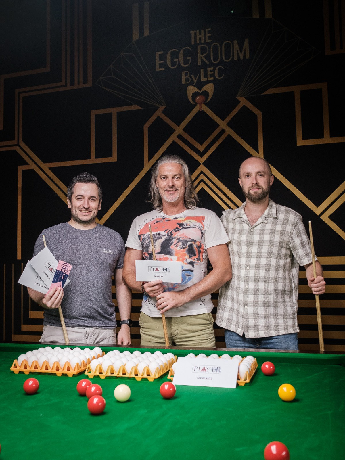 De top 3 van de finaledag met hun prijzen aan de snookertafel